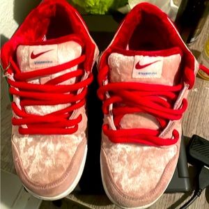 Starnge love Nike dunks sb